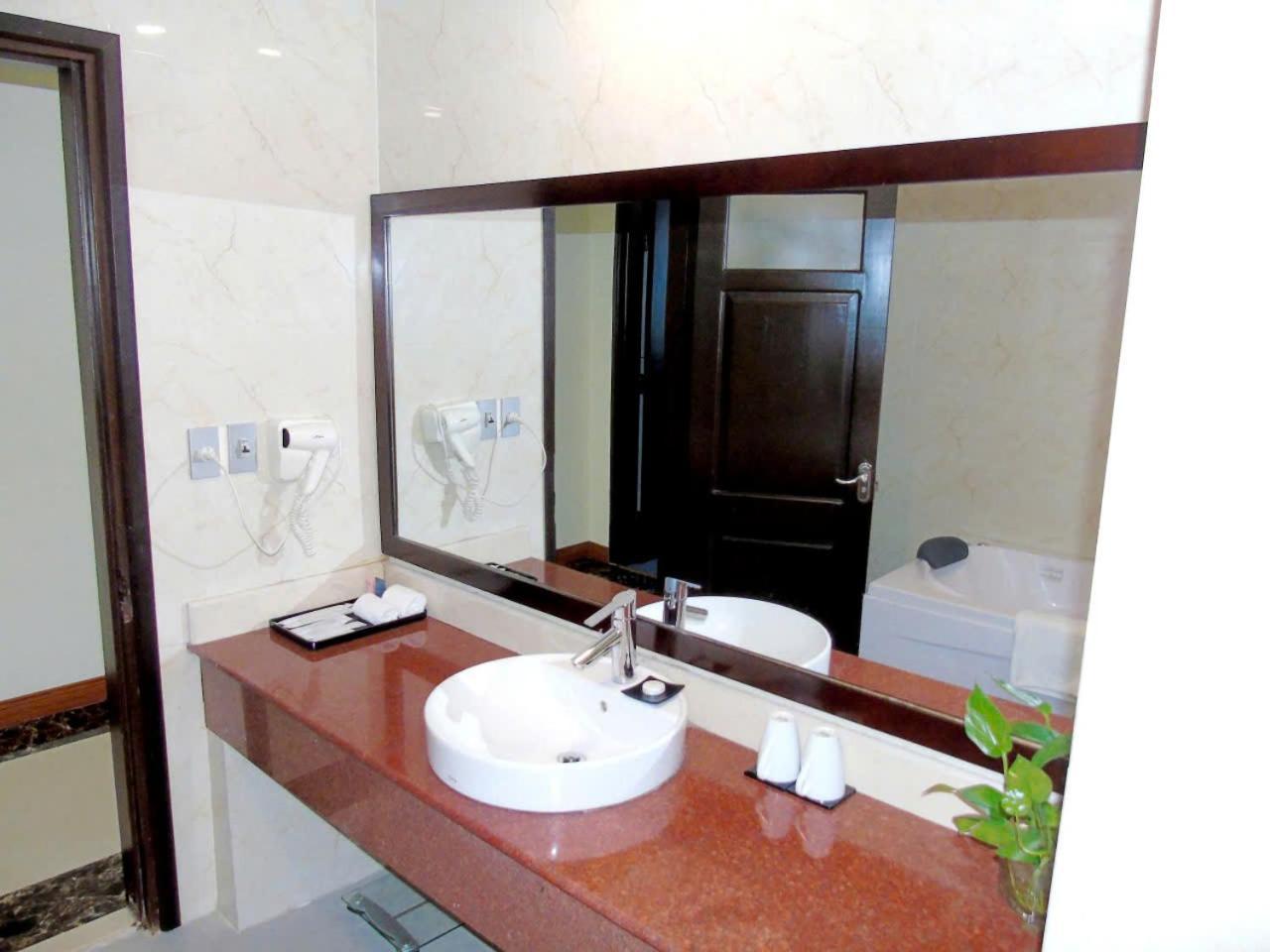 Muong Thanh Vinh Hotel Buitenkant foto